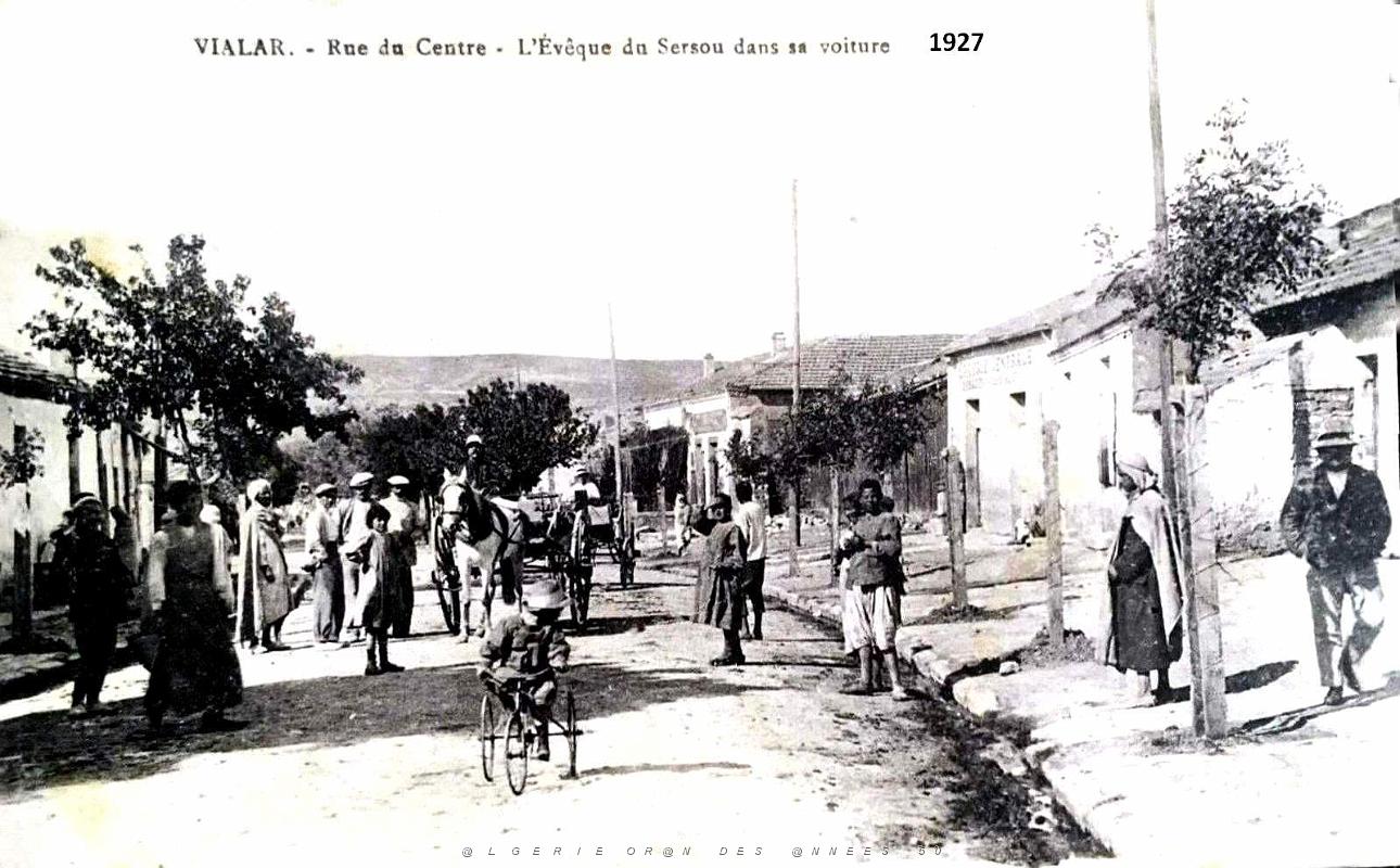 1926- Vialar - Rue du Centre - L'Eveque du Sersou dans sa voiture - 1927.jpg